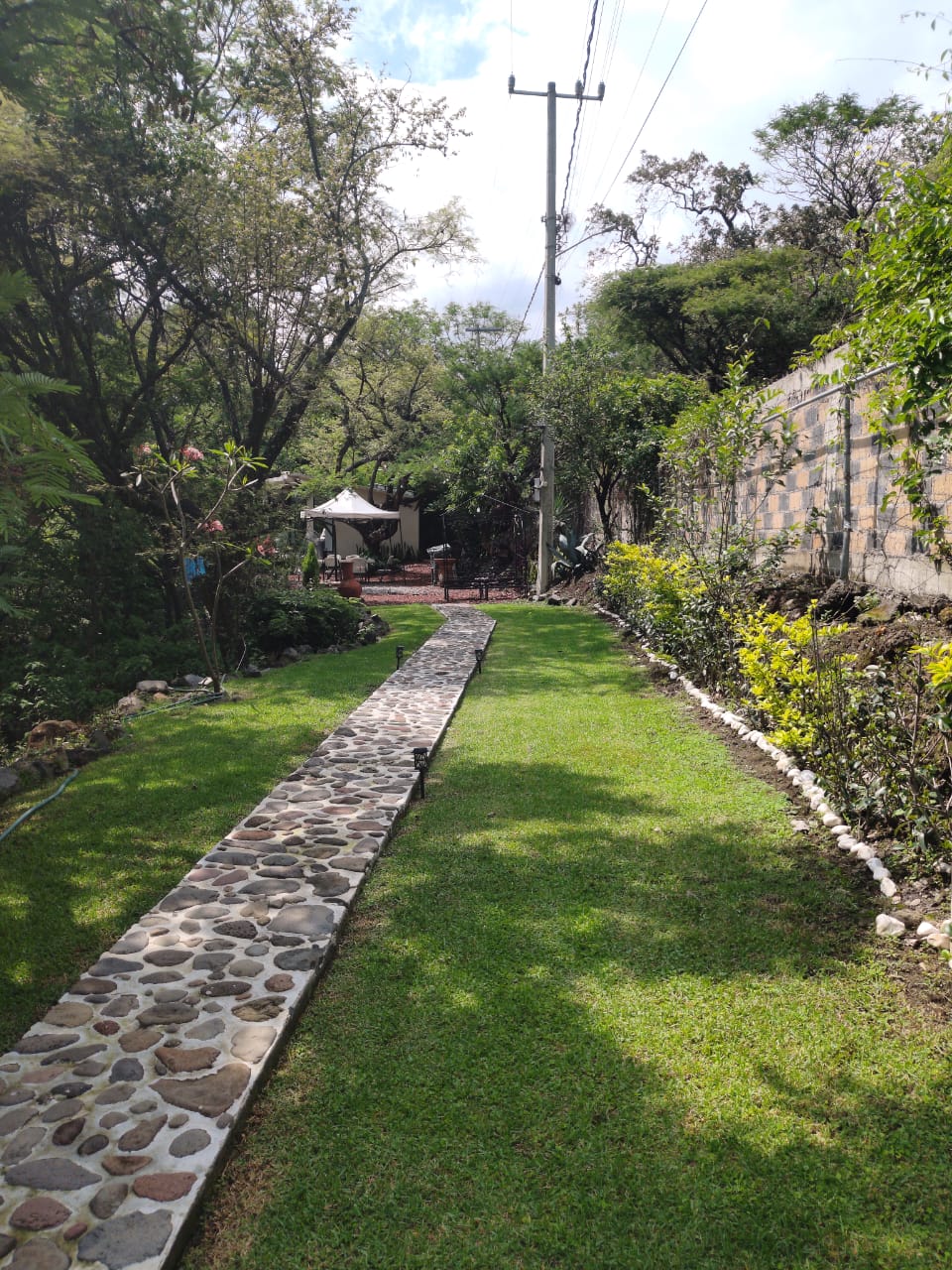 Sendero entre jardines